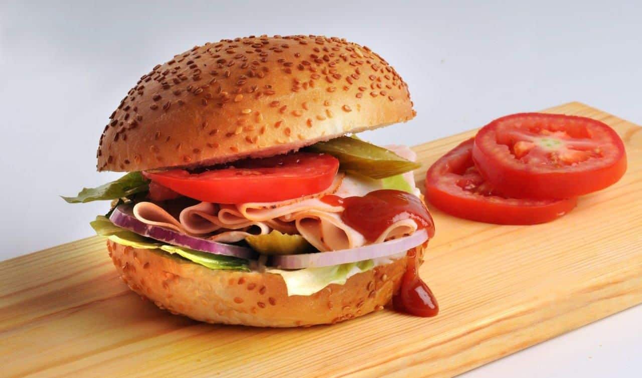 כריך המבורגר במילוי פסטרמה ורטבים