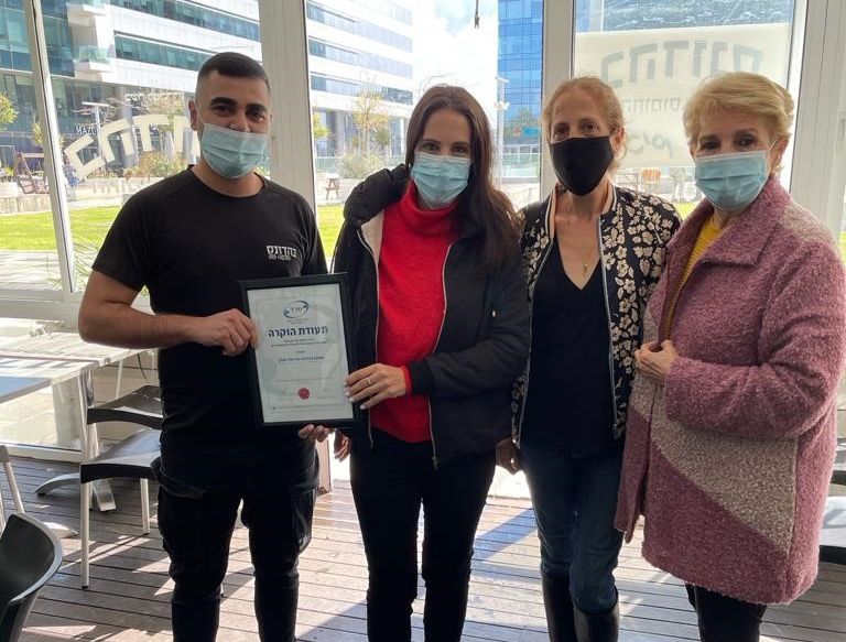 תעודות  הוקרה מעמותת שניר למסעדנים התורמים ארוחות חמות למשפחות נזקקות וחיילים בודדים