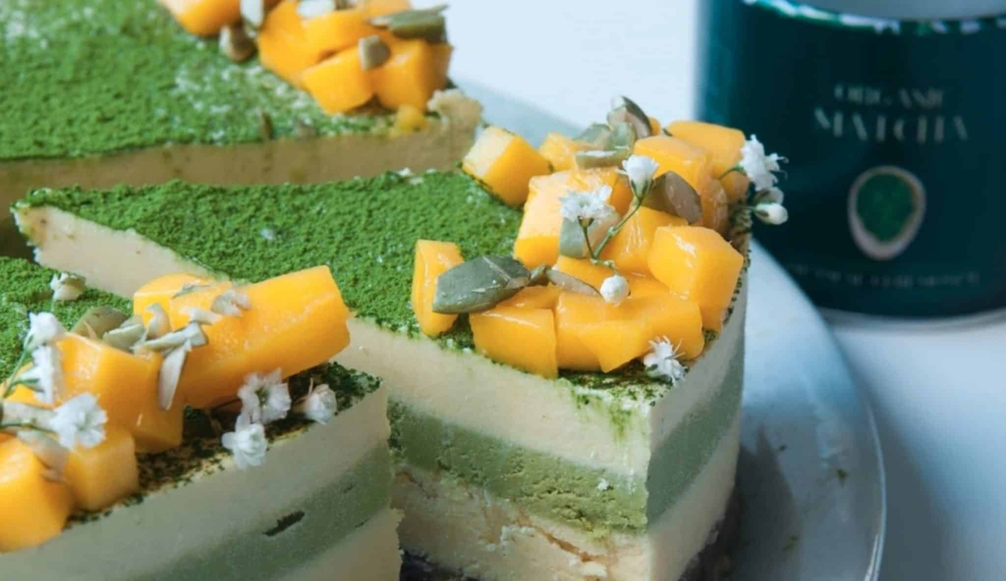 עוגת מנגו מאצ'ה טבעונית ללא אפייה