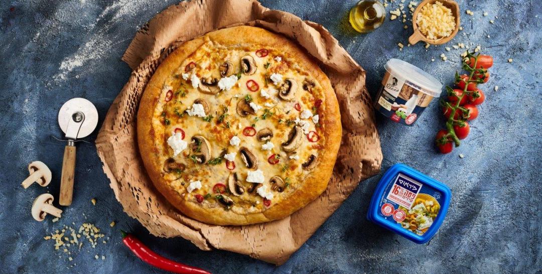 פיצה לבנה עם צ'ילי פטריות ורוטב שמנת