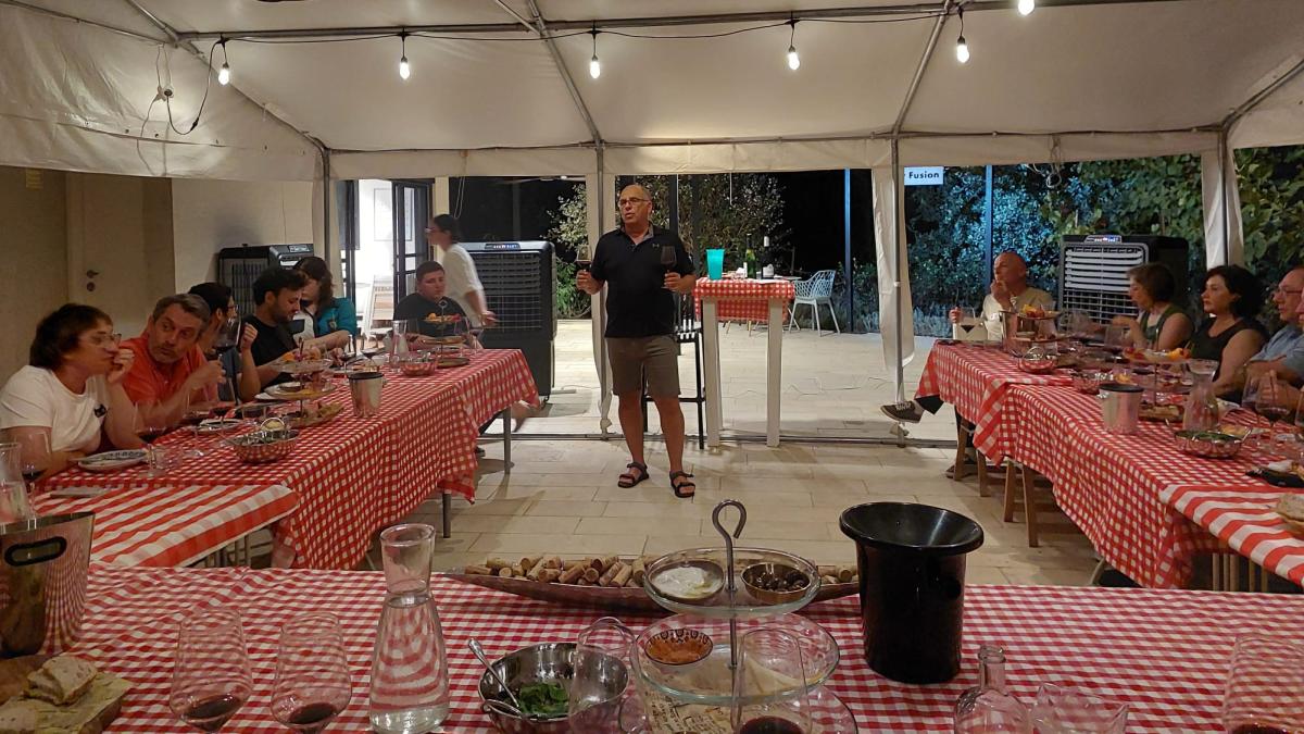 סודות הטעימה העיוורת: מפגש יין מעמיק וחווייתי עם דורון יצחקי – Touch By Fusion